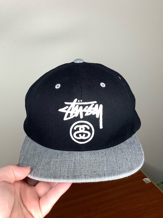 Other - < Stussy 2000’s Logo Embroidered Two Tone Flat Brim Snapback >